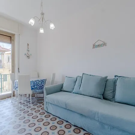 Guesthost - Cozy Flat In The Heart Of *